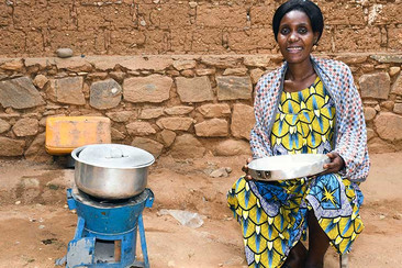 Une femme est positionnée à côté d'un nouveau réchaud en action. en action.