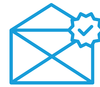 Ein blaues Symbol eines Briefumschlags mit einem Abzeichen und einem Häkchen darauf, das auf eine erfolgreiche Nachricht oder Verifizierung hinweist.