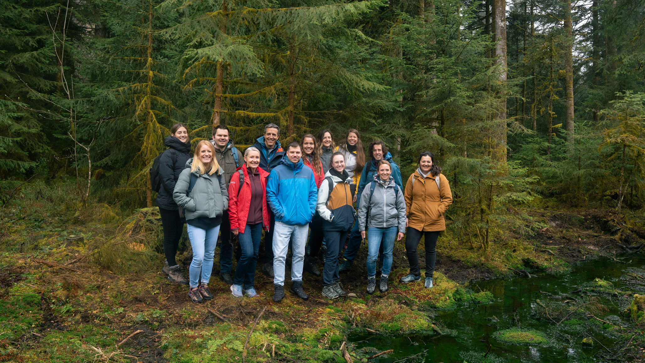 Das Team von IMBACH Reisen besichtigt das Klimaschutzprojekt im Hochmoor Bannwald in Luzern.