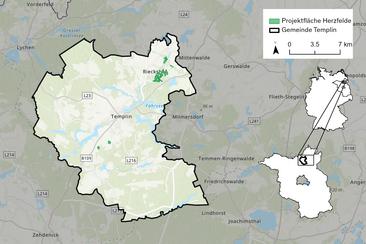 Karte der Gemeinde Templin mit farblich hervorgehobenen Projektflächen in Hellgrün. Die Grenzen der Gemeinde sind schwarz markiert, und eine Übersichtskarte rechts oben zeigt die Lage im weiteren Umfeld. Gewässer und Siedlungen sind ebenfalls eingezeichnet.