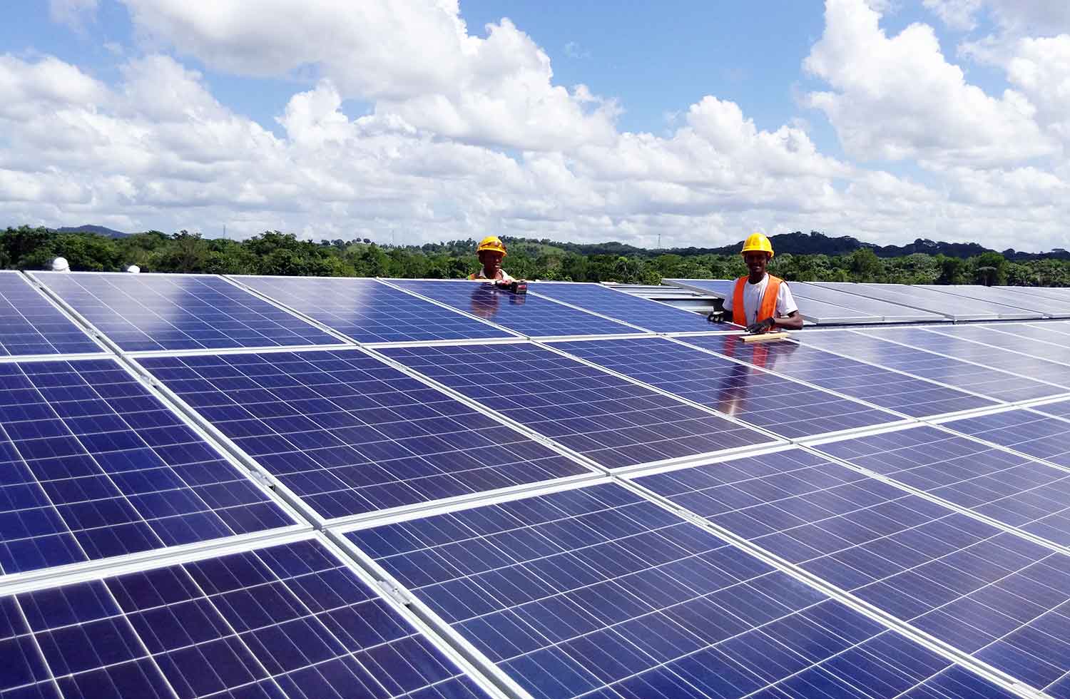 Une centrale solaire remplace l'énergie fossile en République Dominicaine