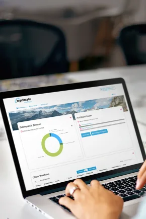 Eine Person bedient einen Laptop mit einem digitalen Dashboard.