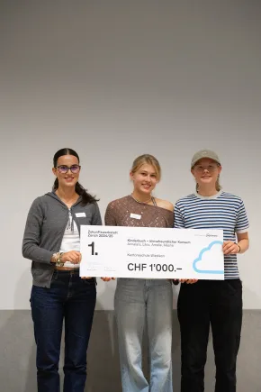 Drei Personen halten gemeinsam einen großen Scheck.