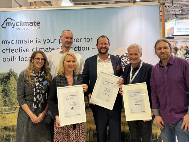 Sechs Menschen posieren bei der myclimate Award-verleihung mit der Auszeichnung